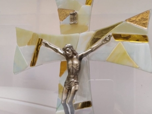 Lavorazione del vetro artistico: Croce di Cristo e Tao di San Francesco