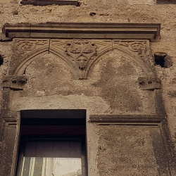 Finestra con stemma del Palazzo dei Prefetti Vico